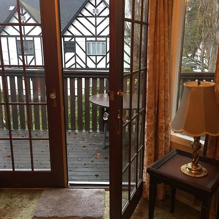 Hemingway'S By The Sea Bed & Breakfast Esquimalt Ngoại thất bức ảnh