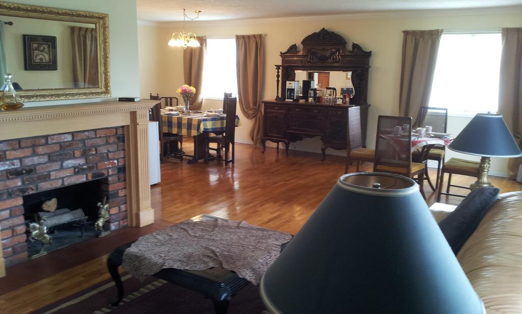 Hemingway'S By The Sea Bed & Breakfast Esquimalt Ngoại thất bức ảnh