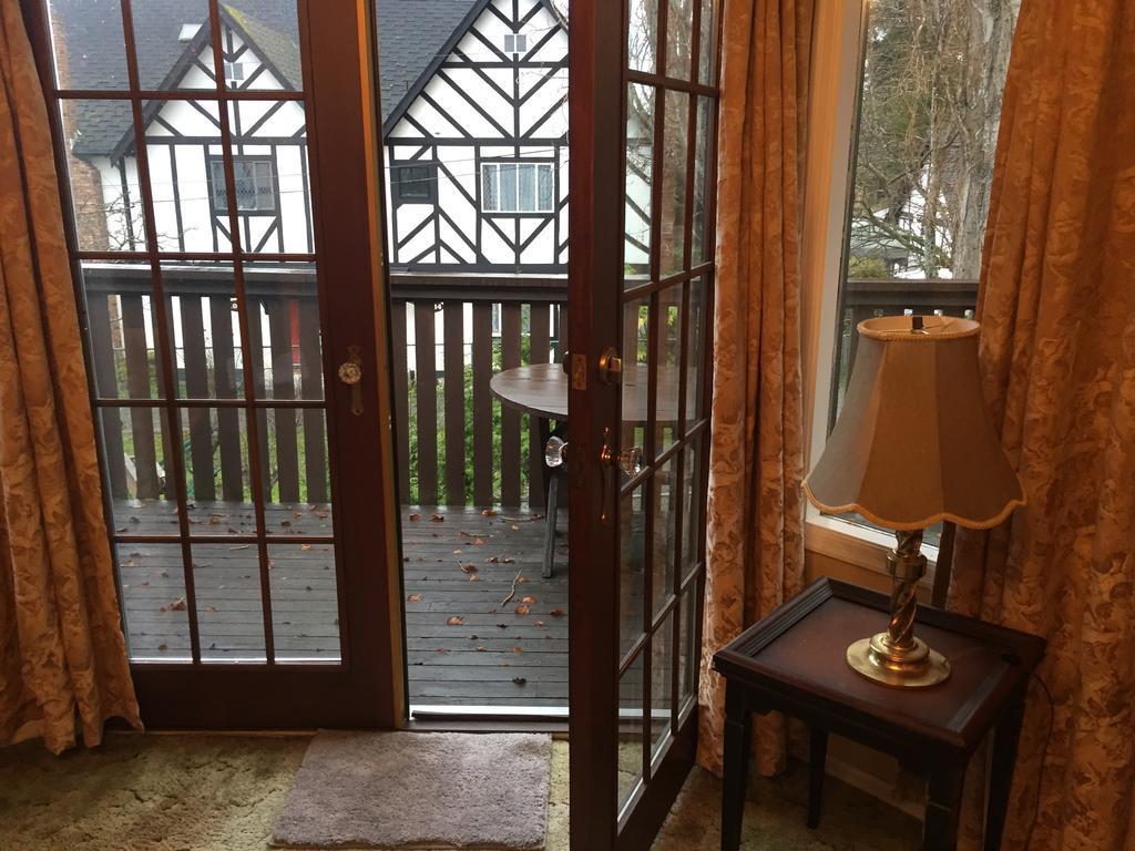 Hemingway'S By The Sea Bed & Breakfast Esquimalt Ngoại thất bức ảnh