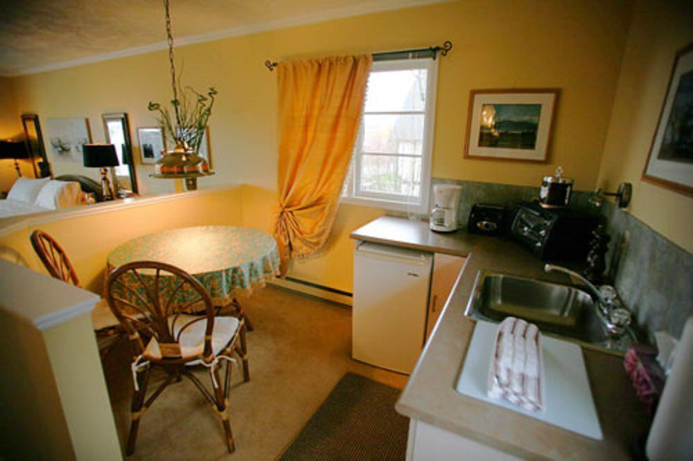 Hemingway'S By The Sea Bed & Breakfast Esquimalt Ngoại thất bức ảnh