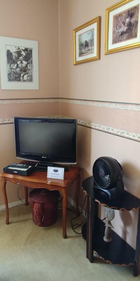 Hemingway'S By The Sea Bed & Breakfast Esquimalt Ngoại thất bức ảnh