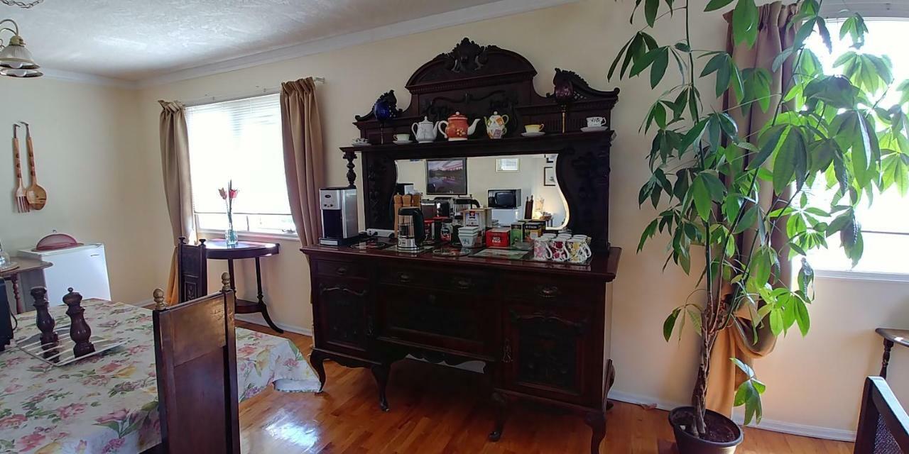 Hemingway'S By The Sea Bed & Breakfast Esquimalt Ngoại thất bức ảnh