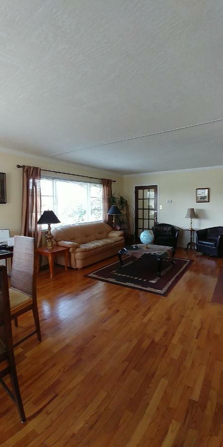 Hemingway'S By The Sea Bed & Breakfast Esquimalt Ngoại thất bức ảnh